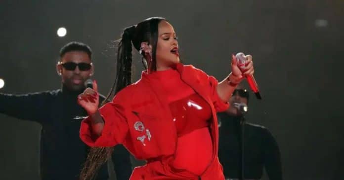 Rihanna volta aos palcos grávida de seu segundo filho