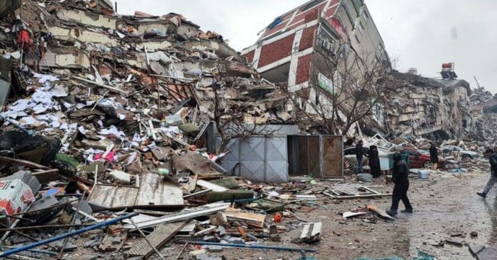Terremoto de magnitude 7,8 deixa mais de 2,4 mil mortos na Turquia e na Síria