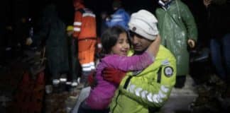 Terremoto na Turquia: Policial que ajuda nas buscas encontra a própria filha embaixo de escombros