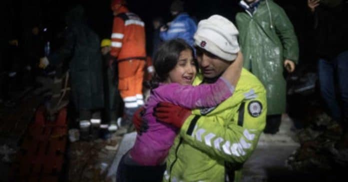 Terremoto na Turquia: Policial que ajuda nas buscas encontra a própria filha embaixo de escombros