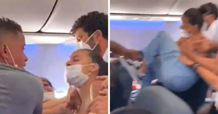 ‘Teve mordida, tapa, murro’: passageiros brigam dentro de avião; veja vídeo