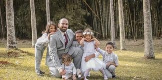 Após a morte do marido, enfermeiro deixa emprego para cuidar dos 5 filhos