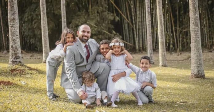 Após a morte do marido, enfermeiro deixa emprego para cuidar dos 5 filhos