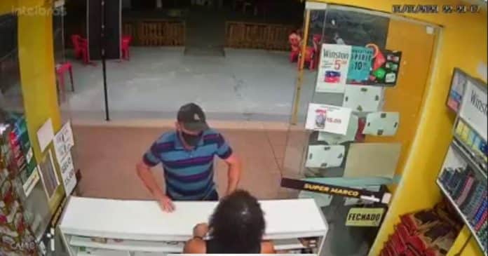VÍDEO: Homem tenta assaltar depósito de bebidas com pistola de cola quente