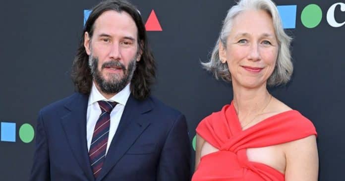 Keanu Reeves se mostra apaixonado ao dizer que seu último momento de felicidade foi com a namorada Alexandra Grant