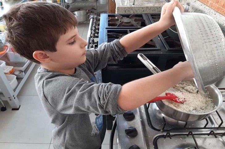 sabiaspalavras.com - Mãe ensina seu filho de 10 anos a cozinhar para que ele nunca o exija de sua futura esposa