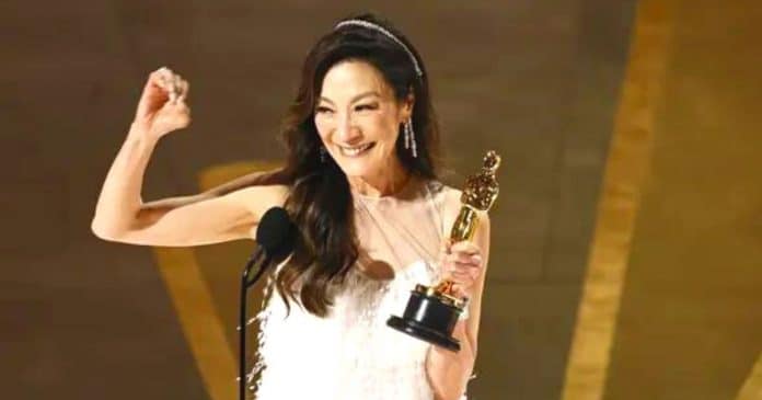 Michelle Yeoh faz história: 1ª mulher asiática a ganhar Oscar de melhor atriz