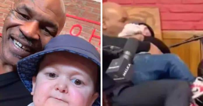 Mike Tyson pega TikToker de 20 anos como um bebê e tenta mordiscar sua orelha e fãs enlouquecem