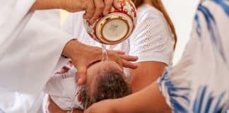 Padre usa ácido no lugar de água benta em batismo e queima bebê
