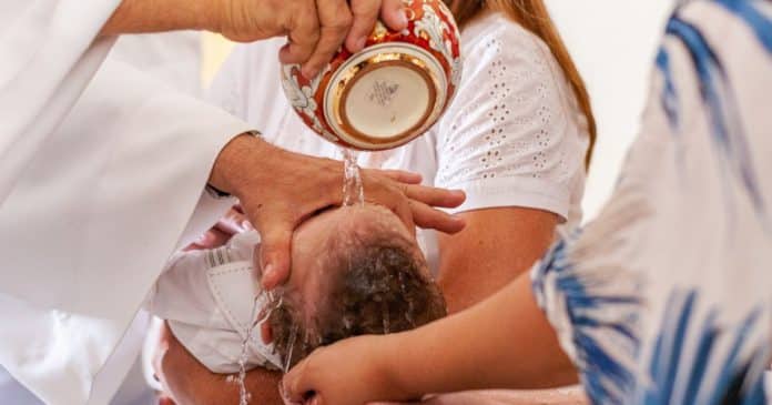 Padre usa ácido no lugar de água benta em batismo e queima bebê
