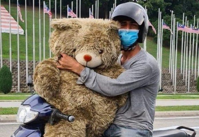 Pai sem dinheiro oferece à filha urso de pelúcia encontrado no lixo