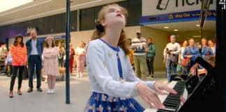 Pianista de 13 anos cega e autista surpreende com performance impressionante