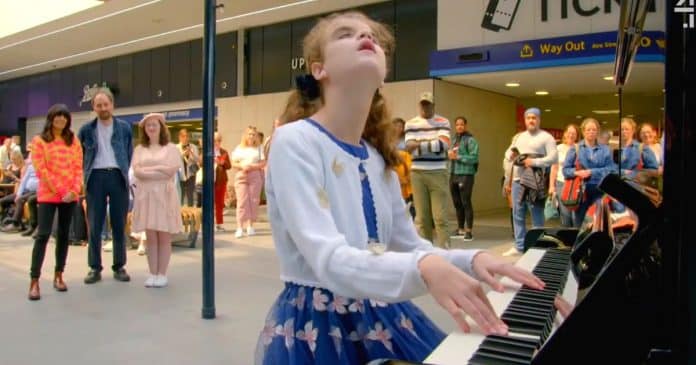 Pianista de 13 anos cega e autista surpreende com performance impressionante