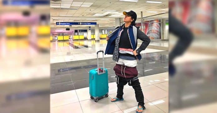 Ela não queria pagar por bagagem extra no aeroporto, então vestiu todas as suas roupas