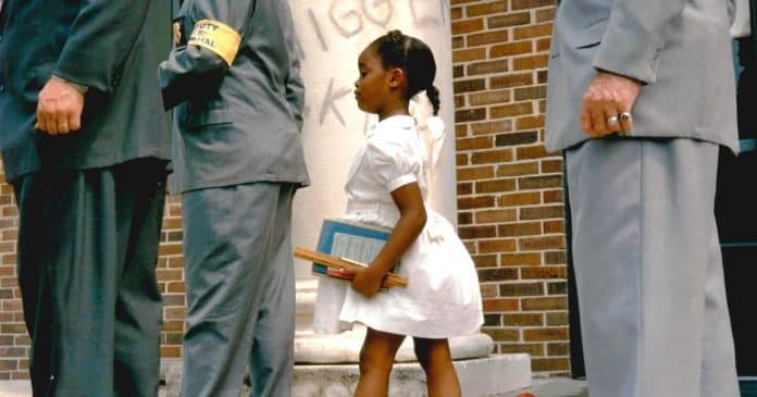 Mãe branca proíbe filha de assistir filme sobre segregação na escola para ela não sentir culpa pelo racismo