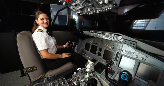 Mulher que batalhou vendendo milho na rua realiza o sonho de se tornar piloto de avião