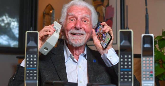 “Pare de olhar para o seu celular” diz inventor, 50 anos depois