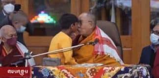 VÍDEO: Dalai Lama beija menino na boca e pede desculpa: “Inapropriado”