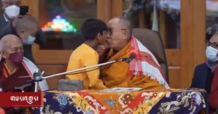 VÍDEO: Dalai Lama beija menino na boca e pede desculpa: “Inapropriado”