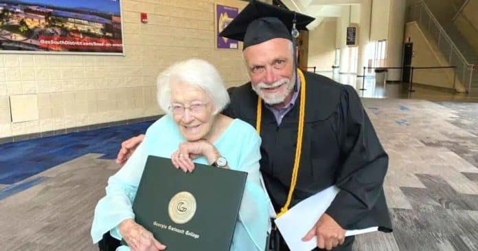 Estudante de 72 anos surpreende ao se formar na faculdade com o apoio de sua mãe de 99 anos