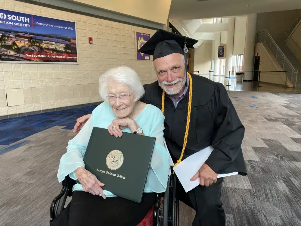 sabiaspalavras.com - Estudante de 72 anos surpreende ao se formar na faculdade com o apoio de sua mãe de 99 anos