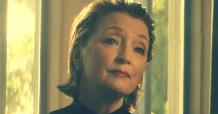 ‘Homens da minha idade não são bons sozinhos. Eles são carentes’: Lesley Manville sobre ser solteira aos 67 anos