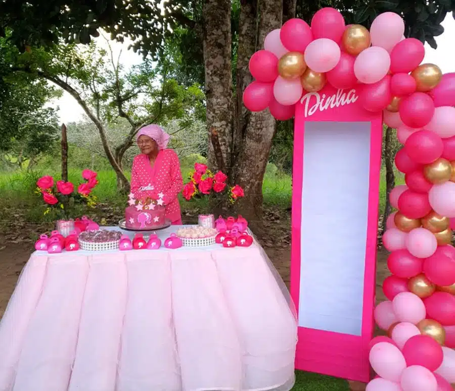 Idosa celebra aniversário de 107 anos com tema da Barbie: “É a nossa boneca” sabiaspalavras.com - Idosa celebra aniversário de 107 anos com tema da Barbie: “É a nossa boneca”