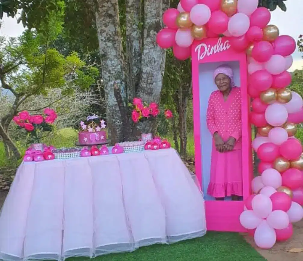 sabiaspalavras.com - Idosa celebra aniversário de 107 anos com tema da Barbie: “É a nossa boneca”