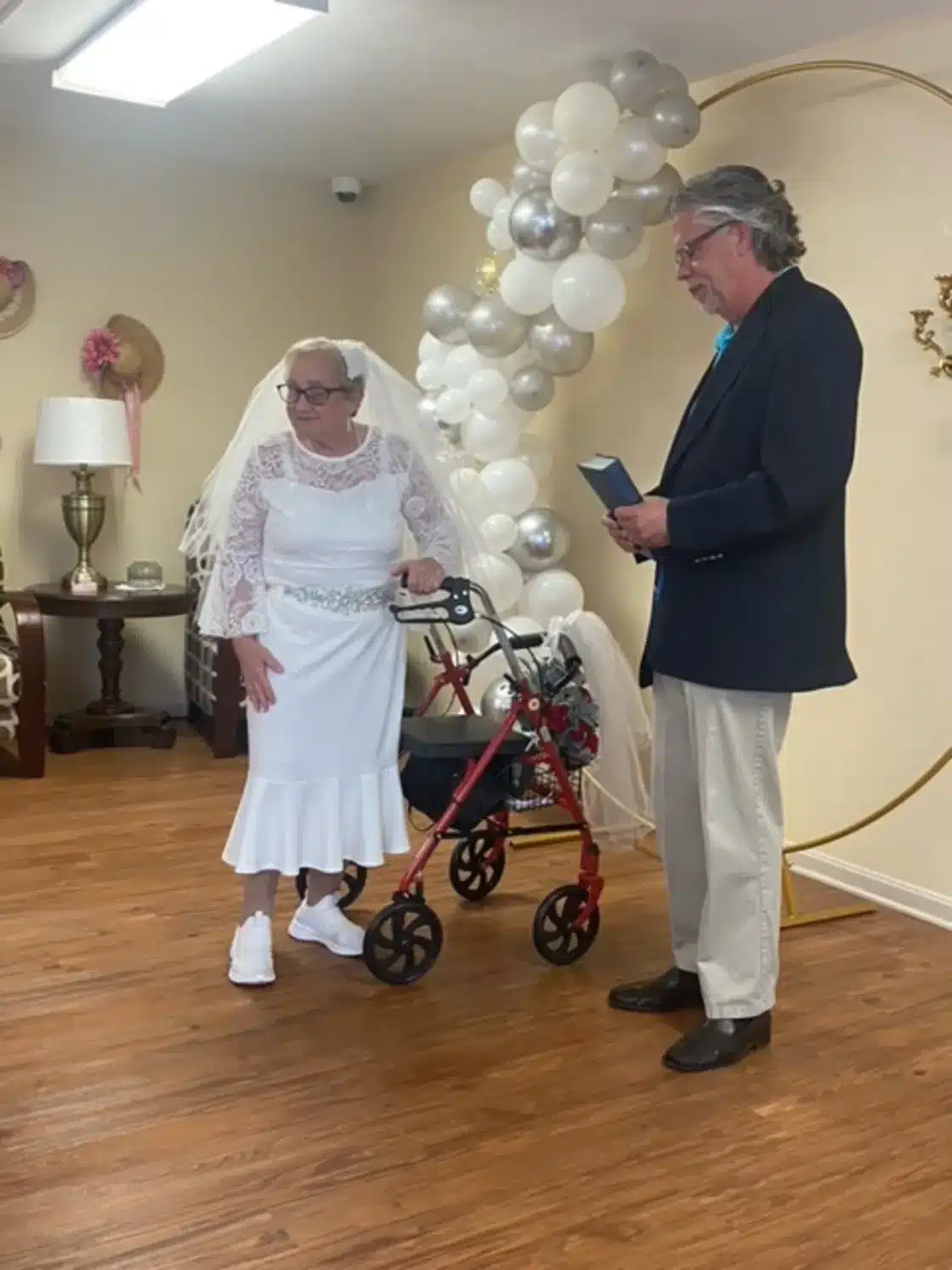 sabiaspalavras.com - Idosa de 77 anos se casa com ela mesma; veja as fotos da emocionante cerimônia