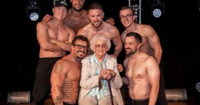 Idosa de 92 anos realiza sonho e vê show de strip-tease em casa de repouso