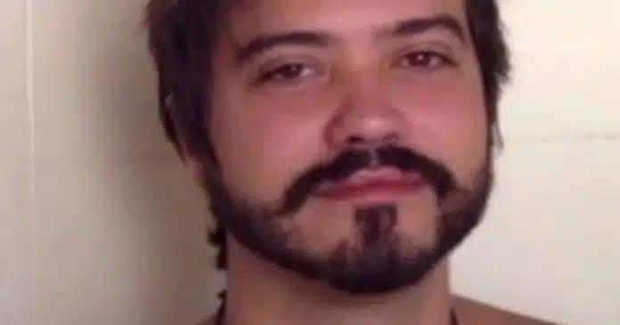 jovem-traida-exclui-tcc-do-ex-namorado-um-dia-antes-da-apresentacao-final Postagem sobre jovem traída que excluiu TCC do ex namorado “explode a Internet”