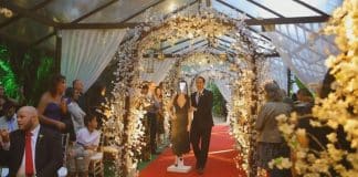 ‘Madrinha virtual’: Mulher encomenda totem para participar do casamento da melhor amiga