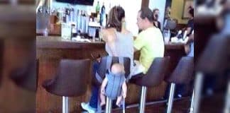 Mãe deixa bebê pendurado no assento enquanto estava em um bar com um companheiro: “ Um bebê ou uma bolsa?”