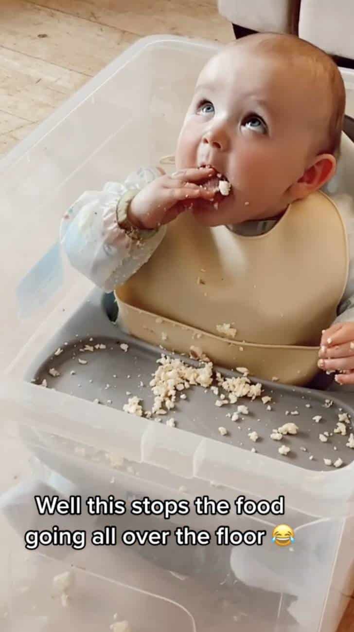 sabiaspalavras.com - Mãe deixa seu bebê em caixa plástica para evitar que suje a casa enquanto come: "Um gênio"