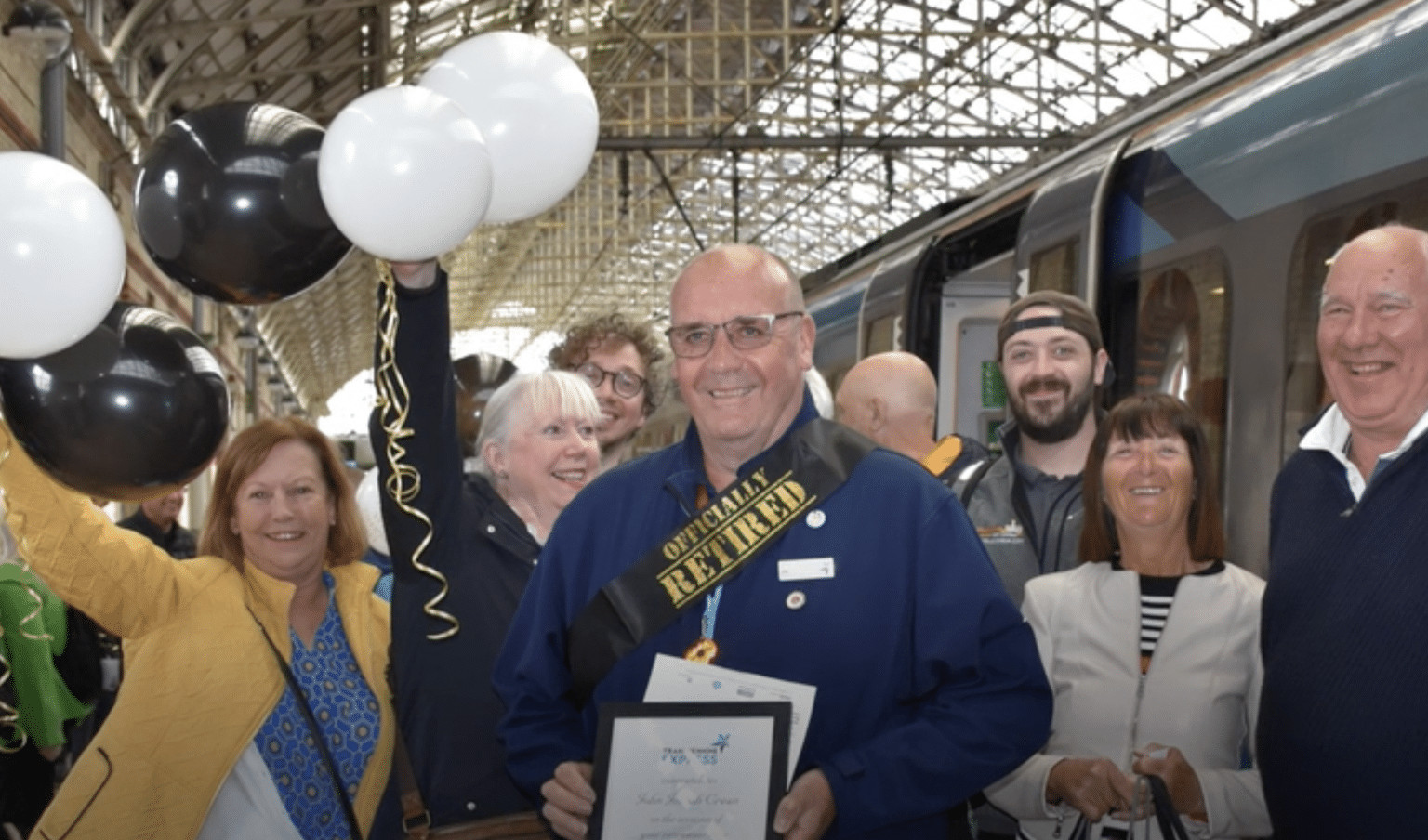sabiaspalavras.com - Maquinista emocionado termina &uacute;ltimo turno ap&oacute;s 52 anos nas ferrovias