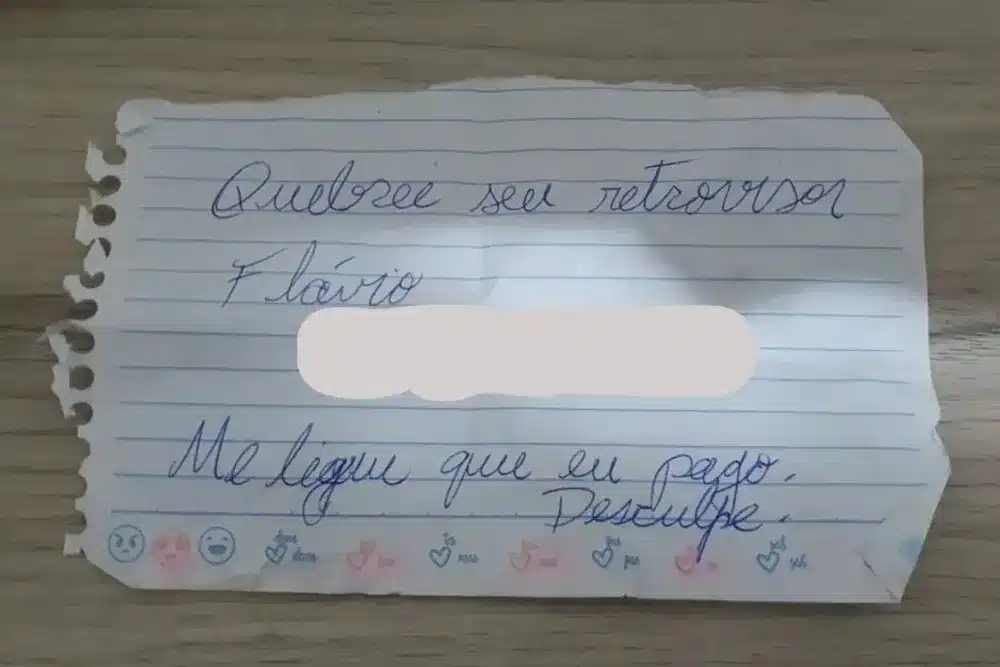 sabiaspalavras.com - Motorista bate em carro estacionado, quebra retrovisor, mas deixa bilhete: 'me ligue que eu pago'