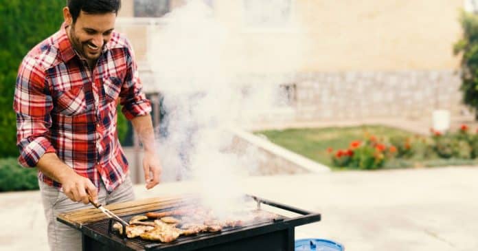 Vegan ‘enjoado e chateado’ envia carta furiosa ao vizinho durante churrasco: “Último aviso”