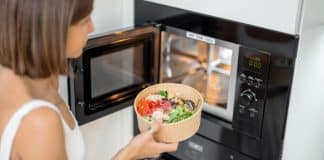 Veja quais alimentos não podem ser reaquecidos no microondas
