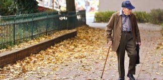 Empresa cria ‘sapatos com GPS’ para localizar idosos com demência evitando casos de avós perdidos