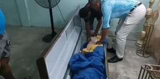 VÍDEO: Idosa acorda dentro de caixão no próprio velório no Equador