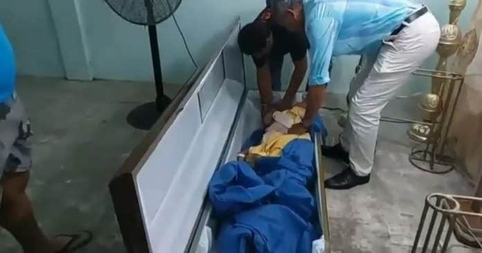 VÍDEO: Idosa acorda dentro de caixão no próprio velório no Equador