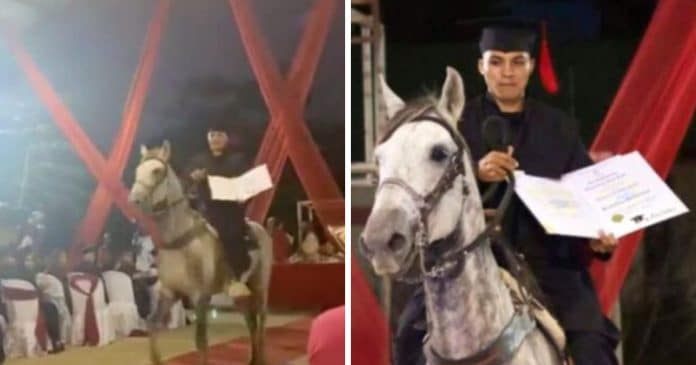 Jovem emociona ao chegar à formatura montado em seu cavalo que o levou à escola todos os dias