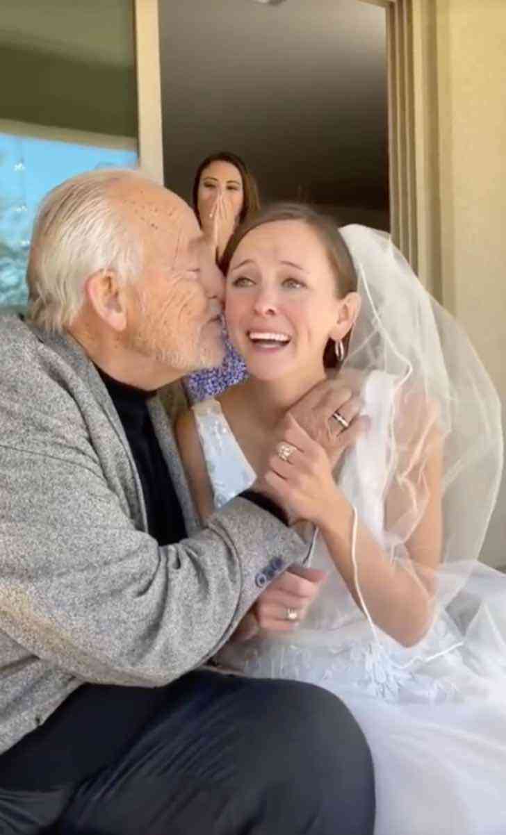 sabiaspalavras.com - Pai com Alzheimer reconhece filha no dia em que ela se casou: “O melhor presente de casamento”