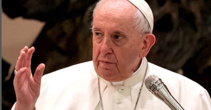 Papa Francisco é internado e realizará cirurgia no intestino