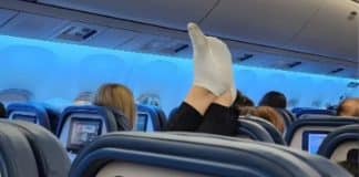 Passageira é flagrada com os pés fedorentos no topo do encosto em voo lotado