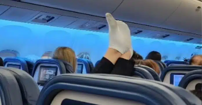 passageira-e-flagrada-com-os-pes-fedorentos-no-topo-do-encosto-em-voo-lotado Passageira é flagrada com os pés fedorentos no topo do encosto em voo lotado