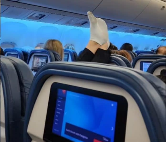 Passageira é flagrada com os pés fedorentos no topo do encosto em voo