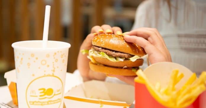 Criança recebe cerca de R$ 3 milhões do McDonald’s após se queimar com um McNugget