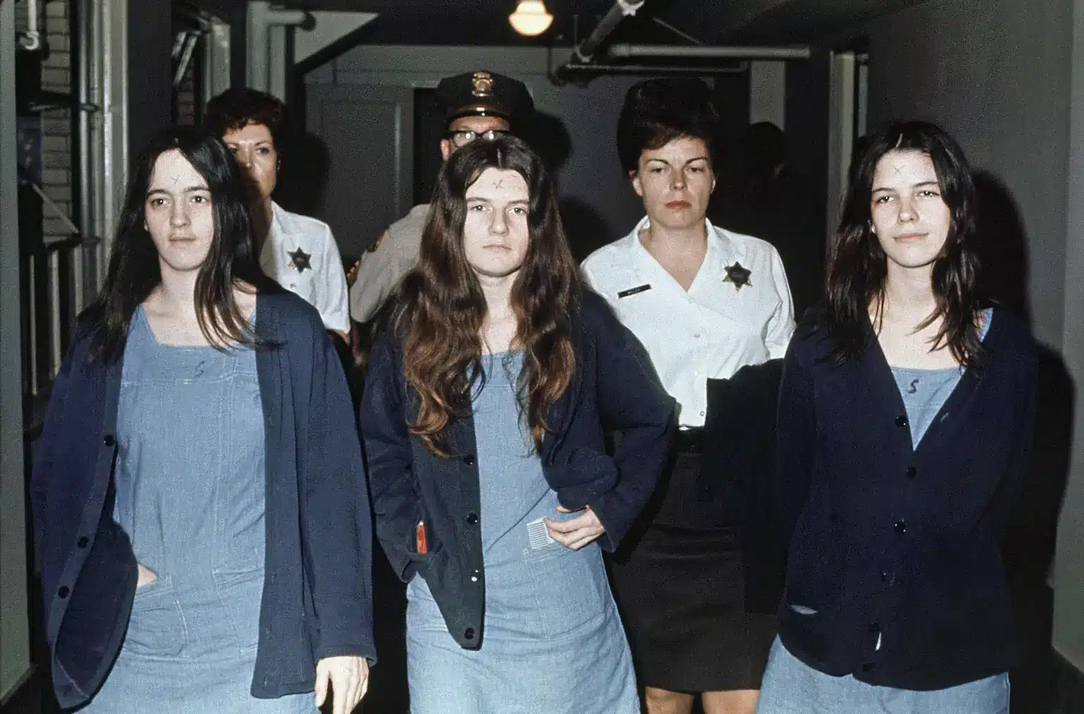 sabiaspalavras.com - Leslie Van Houten, seguidora da seita de Charles Manson, é libertada da prisão após cumprir 53 anos