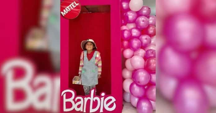 Menina que vende doces tirou foto em caixa da Barbie e emocionou usuários: “Ela é a mais bonita”